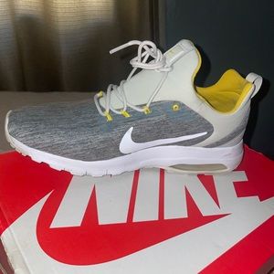 9.5 Womens Air Max Motion Racer